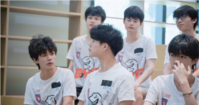 瓶子吃瓜大会：AG五人组不变，Hero首发仅留两人，久诚、Cat试训