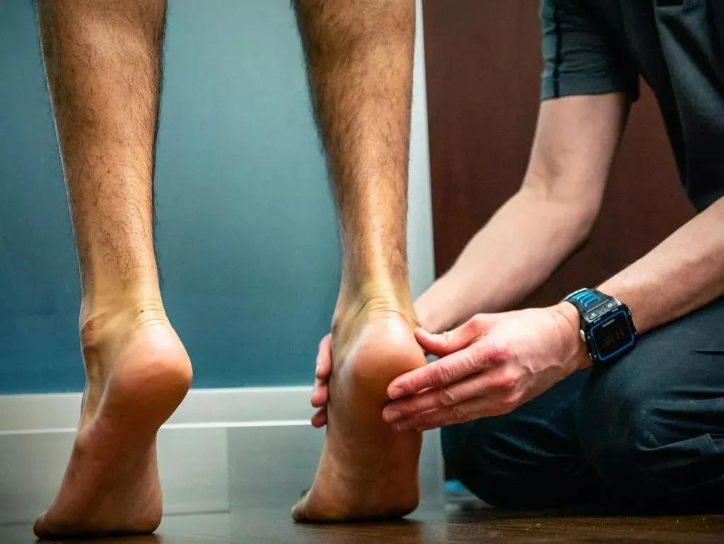 阿喀琉斯跟腱断裂原因,跟腱拉着疼痛是怎么了