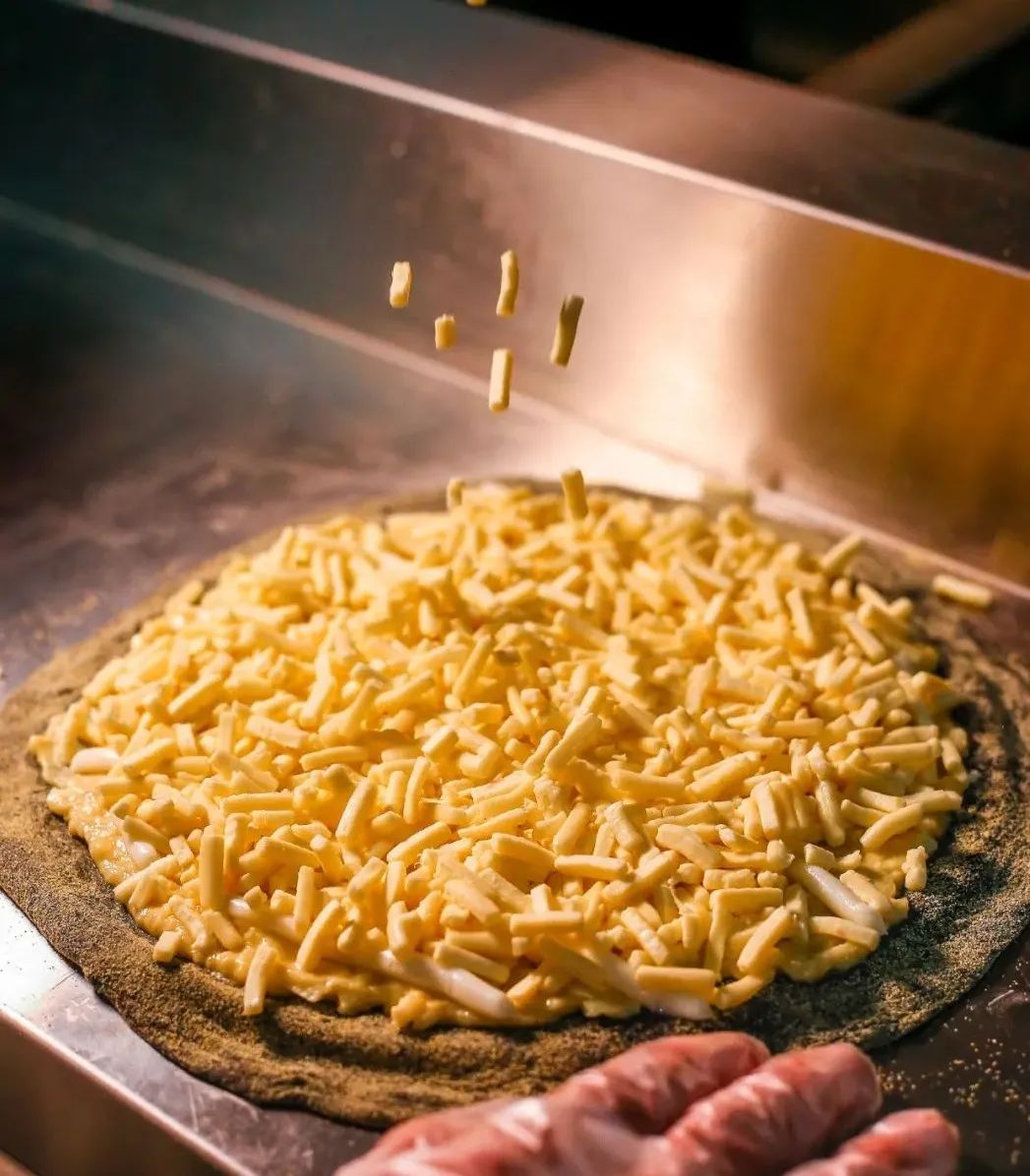 达明路上这家「黑店」,靠着瀑布芝士杀疯了