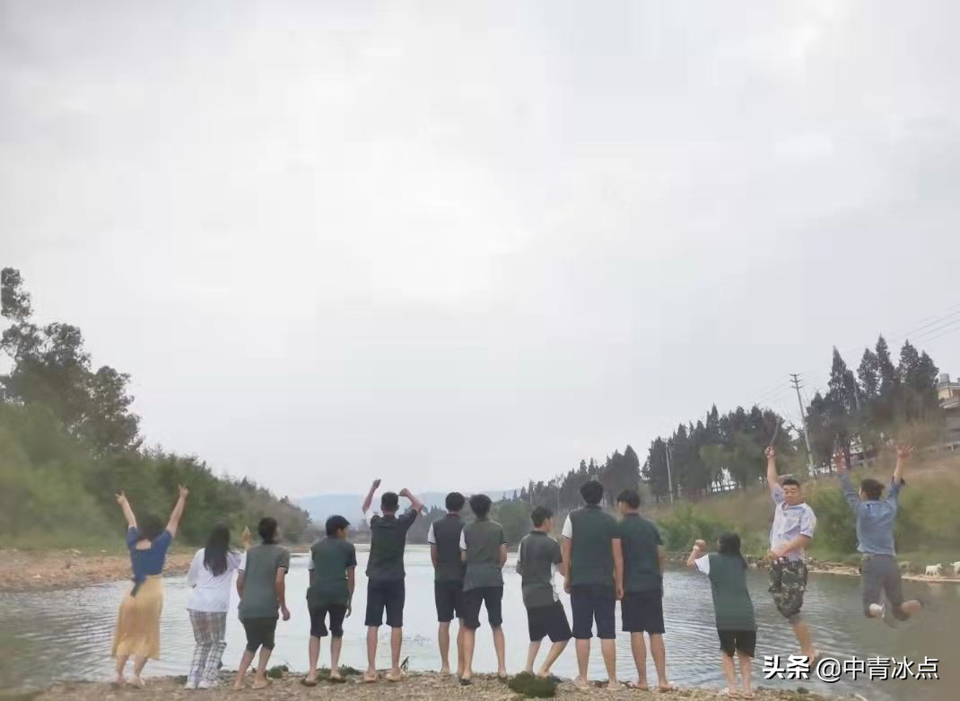 10年来这所中学接收了2000多“问题学生”，有的割腕有的要当乞丐，校长说，把孩子养亲了，教育才可能发生