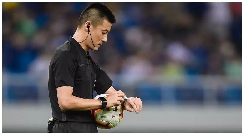 裁判,这球犯规吗?裁判反身一个字:滚!球迷:傅明何“复明”