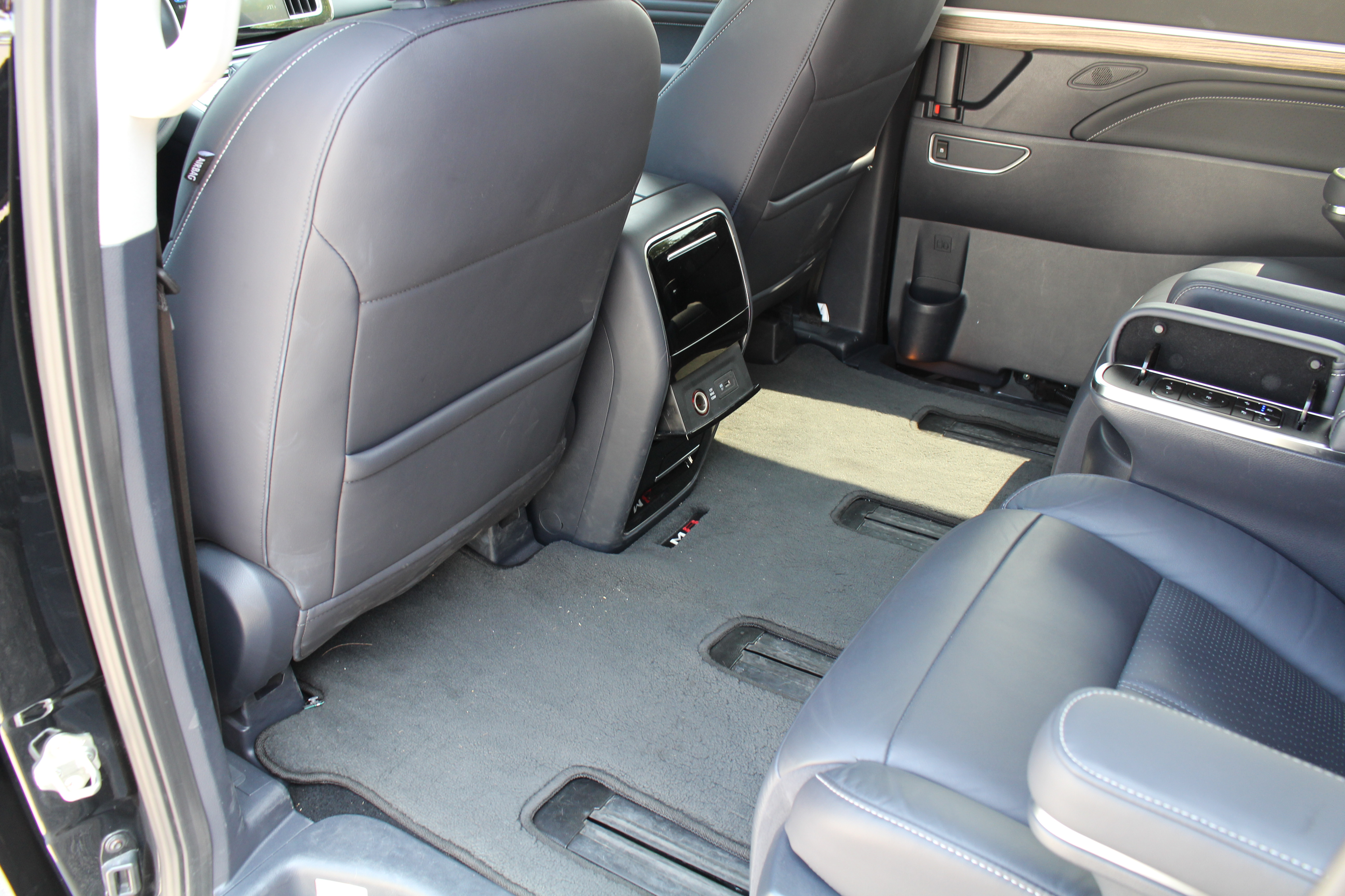 传祺m8跟埃尔法碰撞测试,传祺m8和埃尔法驾驶测试