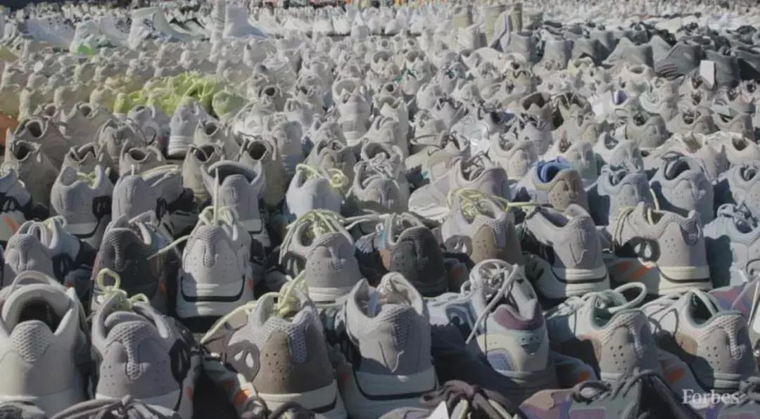 kanye把yeezy开到世界各地,kanye穿yeezy450