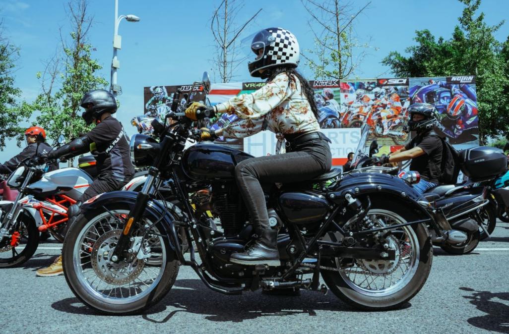 有个男人骑摩托车,骑摩托的男人的感受