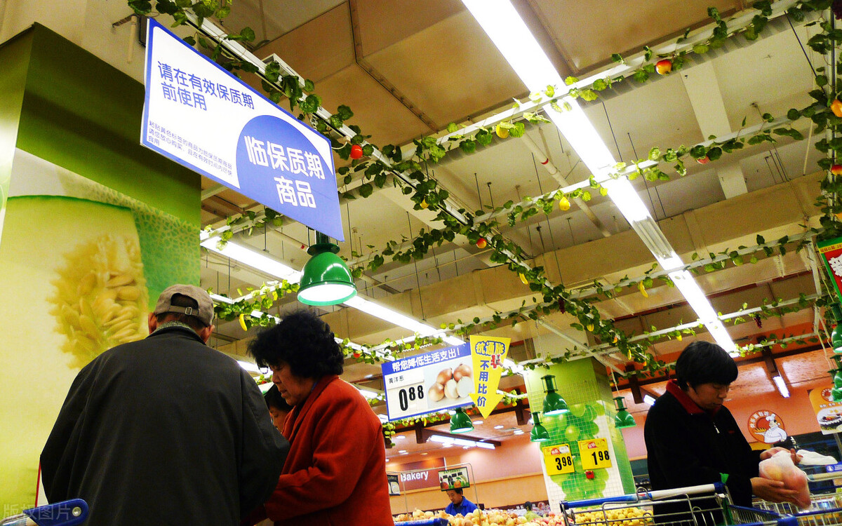 “高级货”只卖“白菜价”,临期食品很火爆啊