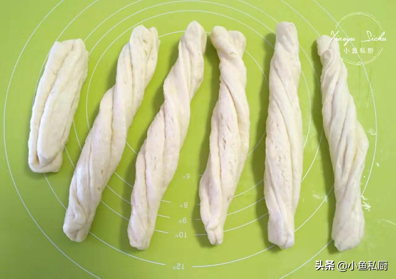 1碗面2个鸡蛋轻松做美味小油条,1碗面粉2个鸡蛋教你在家做油条