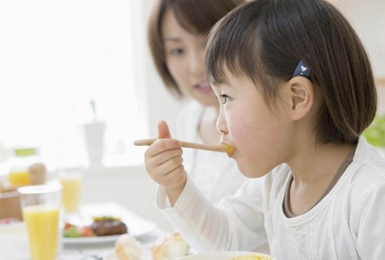 孩子吃东西卡喉咙用手抠可以吗,孩子吃东西卡住喉咙怎么弄视频