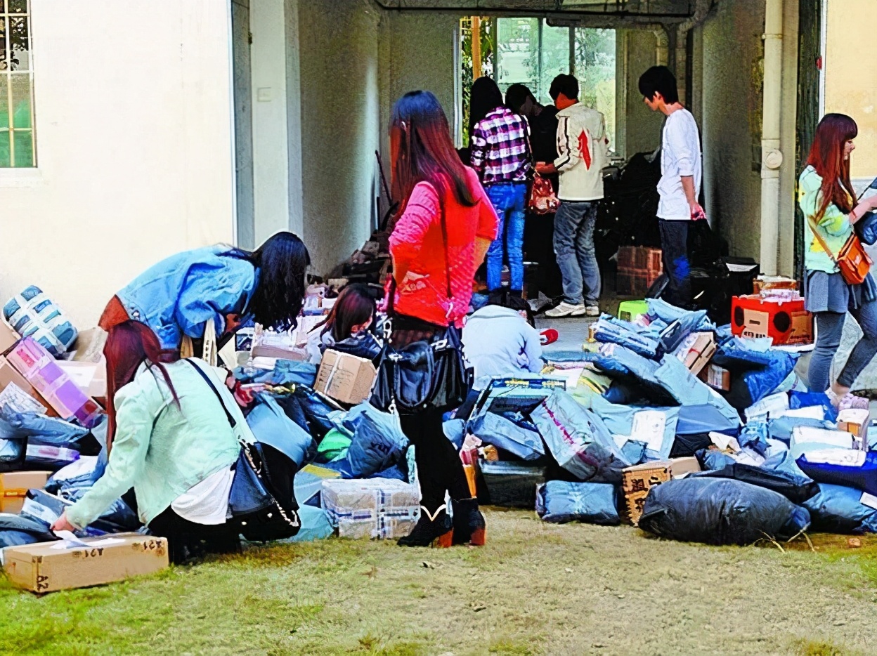 大学生的生活费每个月给多少合适,大学生要每月给多少生活费