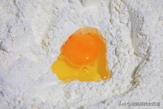 家里自己磨的面粉是低筋还是高筋,如何用高筋粉和低筋粉配制中筋粉