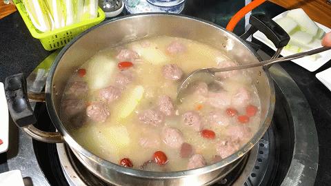 终于吃到啦！靠着明档新鲜现切的驴肉火足多年，人均30+大胆吃