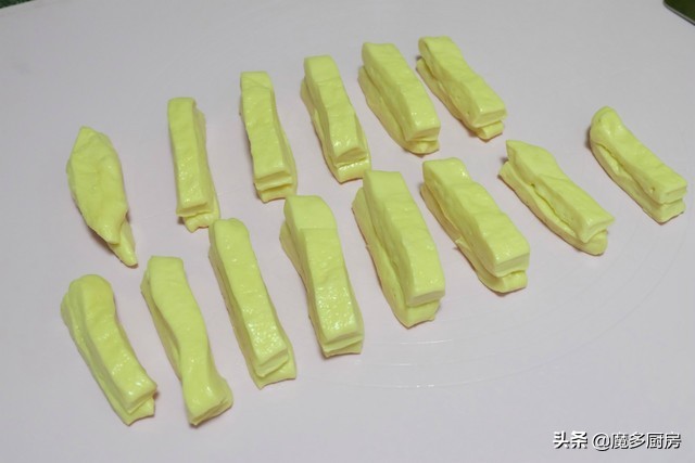 油条怎么做酥脆松软不用酵母牛奶,油条家常做法用酵母粉200克牛奶