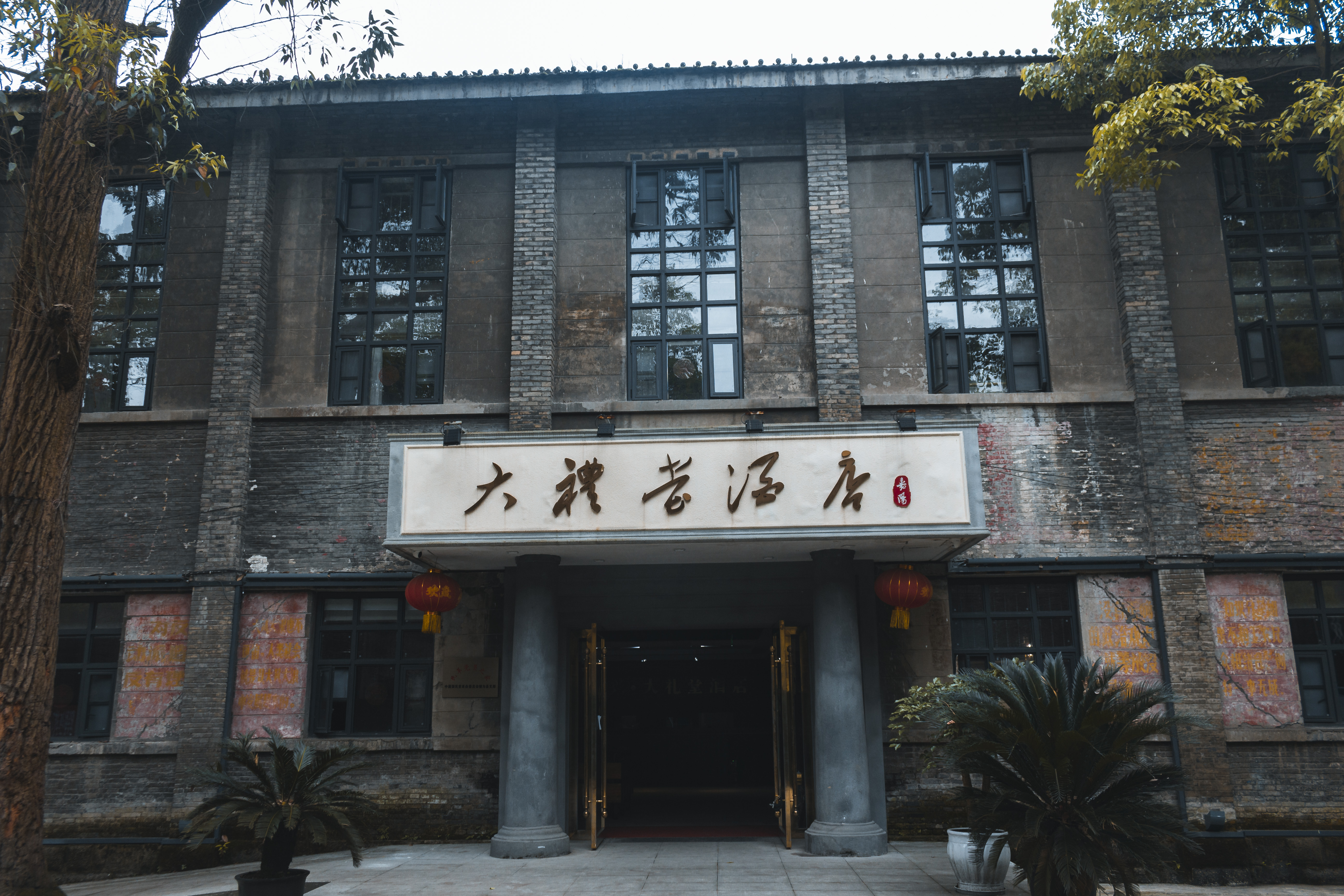 乐山除了大佛和峨眉山还有啥景区,除了峨眉山还有哪些地方