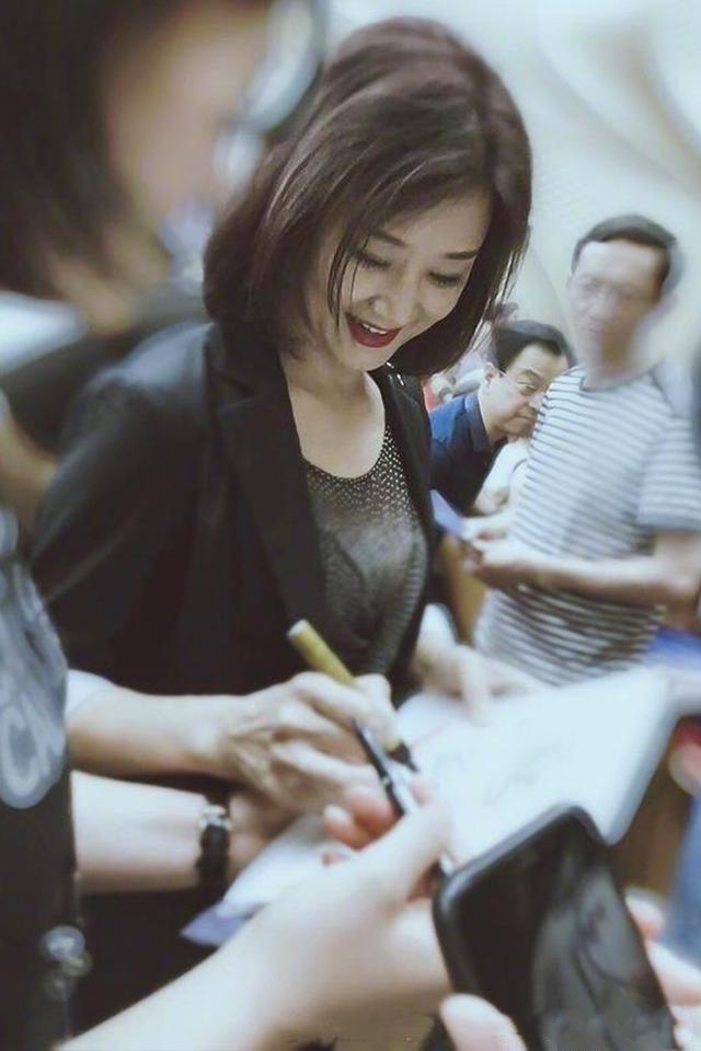 53岁*祖英宋**气质真好，穿西装套雪纺衫丰满又干练，配波波头真减龄