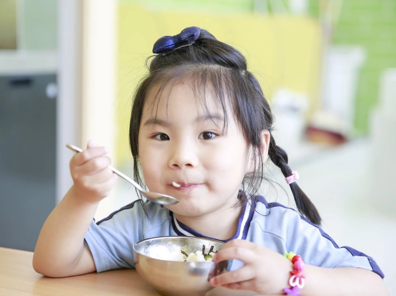 吃饭看出有教养和没教养,吃饭看手机是没有教养的表现么