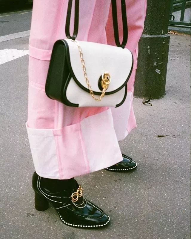 我太太太难了！项链戴在脖子上还做错了？