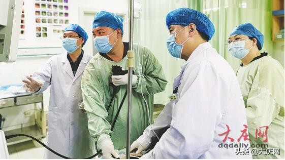 女子鱼骨卡喉,鱼刺卡住做喉镜取出全过程