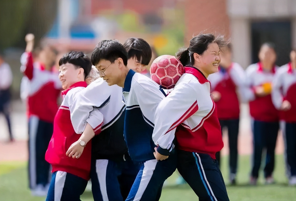学生定制1900元校服,学生校服大量定制为什么还那么贵