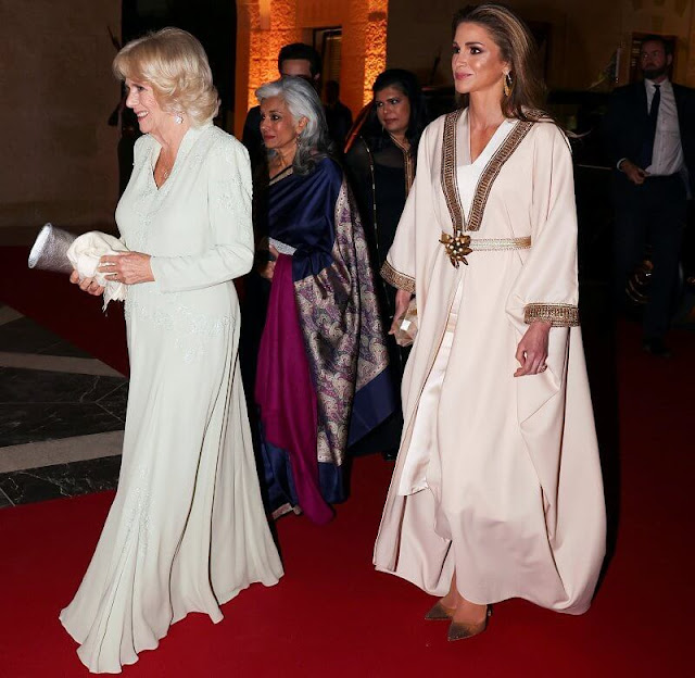 卡米拉佩戴戴安娜胸针惹非议 (卡米拉穿丝绒长裙)