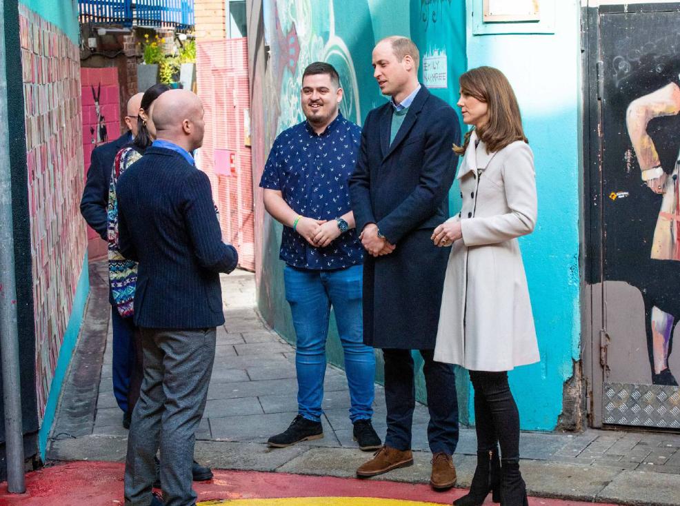 80后凯特变身家长，领着俩孩子购买文具，脚踩人字拖凉鞋依然贵气