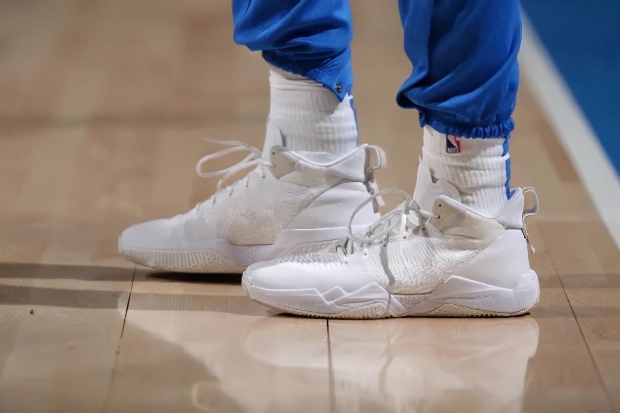 nba球员上脚球鞋闪击8,nba球星上脚闪击6圣诞节