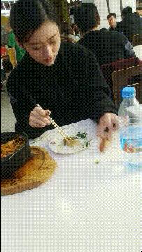 “如果这群女混混*攻围**我,我会舌战群儒!”你会怎样脱困?