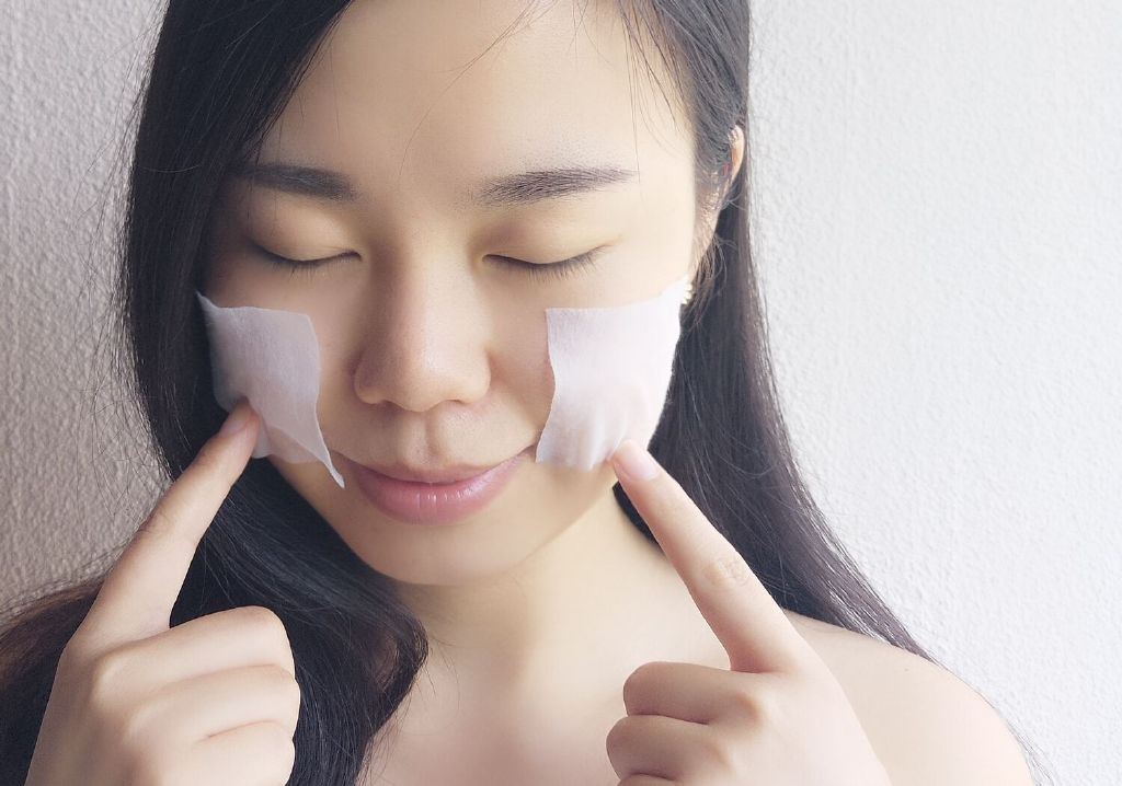 秋天皮肤过敏怎么补水,皮肤过敏还太干燥补水最好的方法