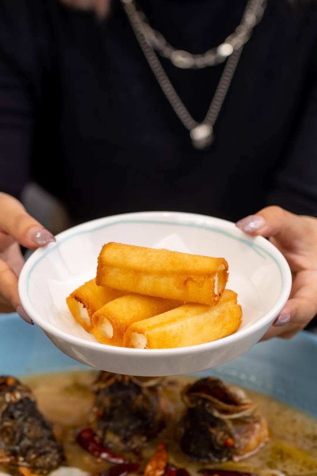 女生同行4.9折开吃！这家“网蓝”酸菜鱼店太“偏心”