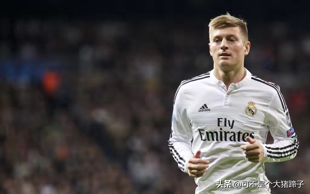 实况足球指挥官全能中场,最新实况足球手游最强普卡中场