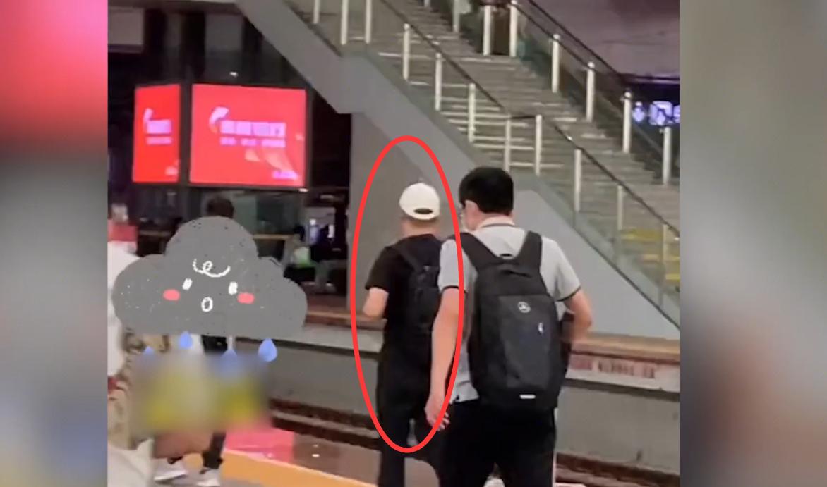 浙江女子乘高铁邻座男看“小黄片”，还故意朝其倾斜，拍下视频曝光后反遭非议？