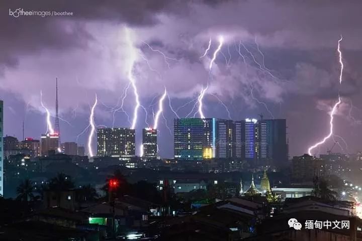 仰光雷雨，积水没过大腿，不少车子在水中“游”