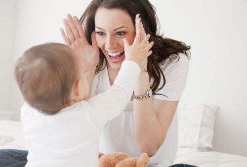 宝宝笑得少担心发育迟缓,宝宝为何迟迟笑不出声