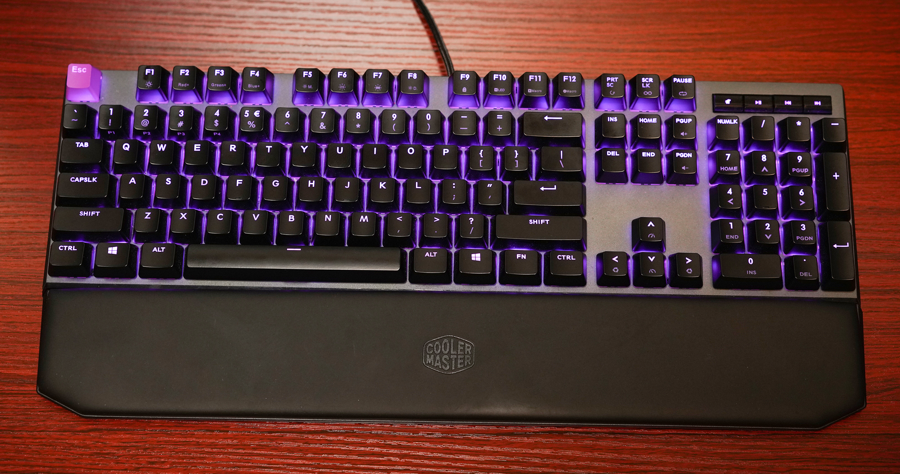 这套花费超过2W的桌面看起来是如此朴素