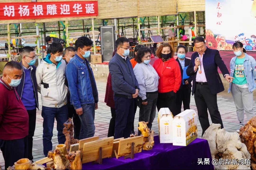 红色传承忆*党**史胡杨根雕迎华诞