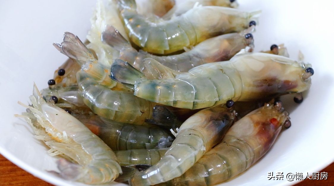 吃虾要不要揪尾巴,吃虾应该先剔虾线还是煮完再剔