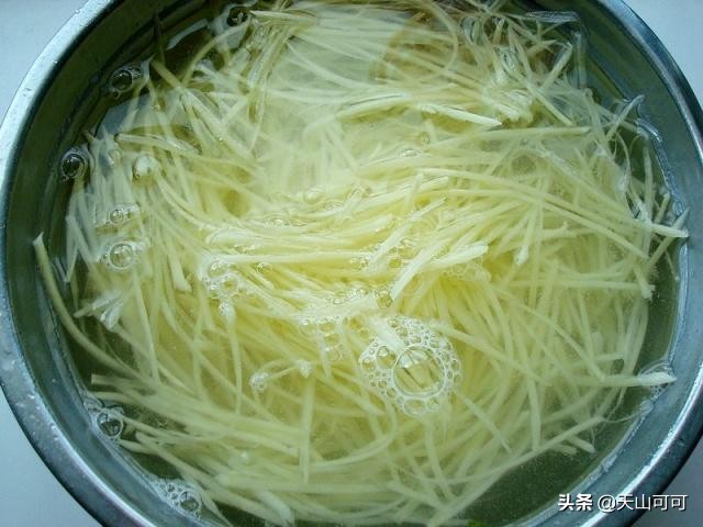 炒土豆丝粘锅的做法,炒土豆丝老是粘锅怎么回事