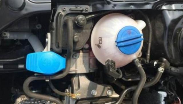 车玻璃水用完能不能用矿泉水代替,自来水可以用汽车玻璃水代替吗