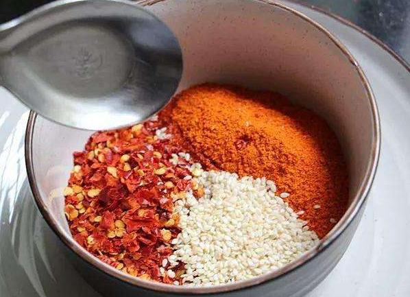 做辣椒油一般油凉几分钟可以用,自己做辣椒油放什么会更辣