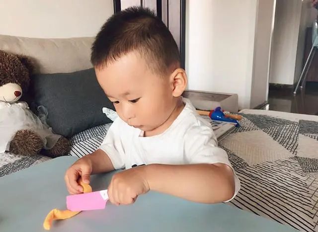 孩子左手画画要纠正吗,五岁孩子用左手画画需要纠正吗