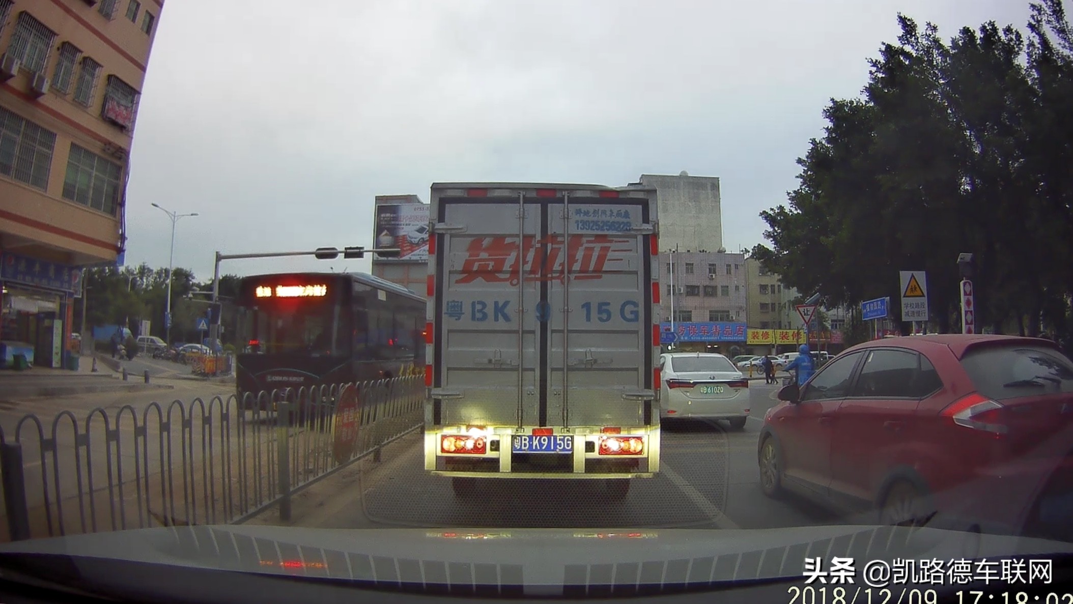 行车记录仪后摄像头安装哪里正确,行车记录仪后摄像头装哪个位置好