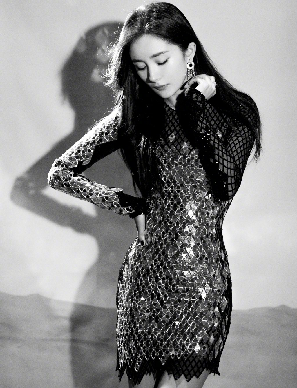 倪妮穿迪丽热巴时尚芭莎同款礼服,倪妮迪丽热巴白礼服