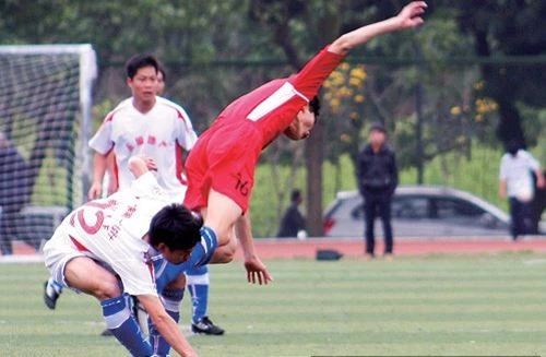 踢球遇到很猛的对手怎么办,踢球遇到实力强的队伍怎么办