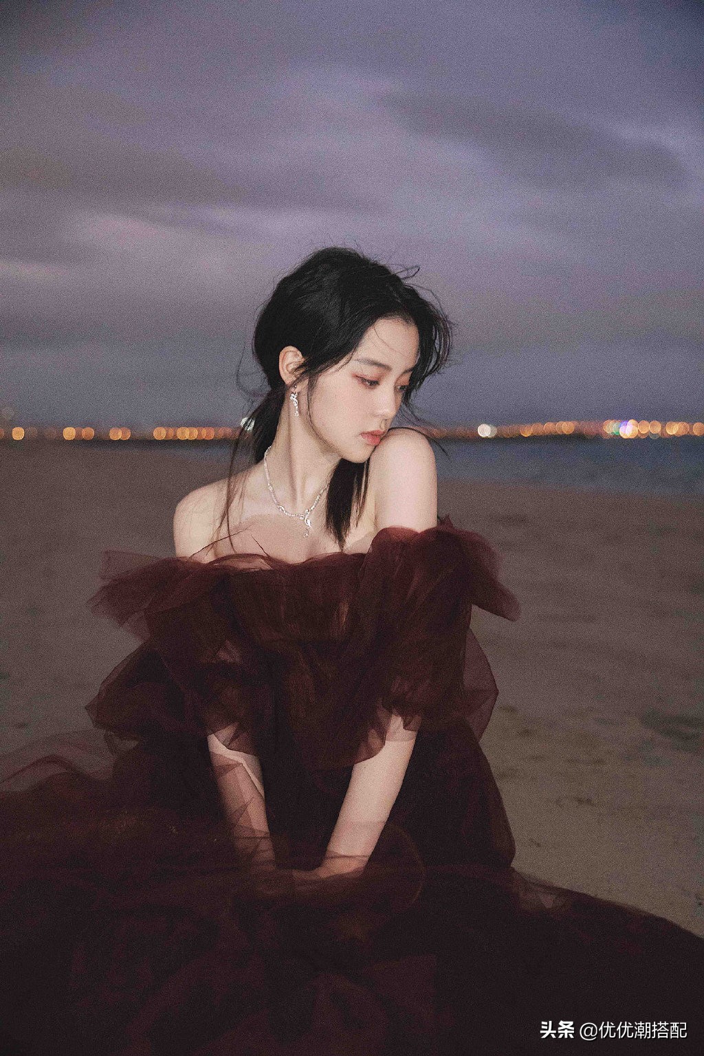 欧阳娜娜浅粉色,欧阳娜娜黑色深v字法式裙子