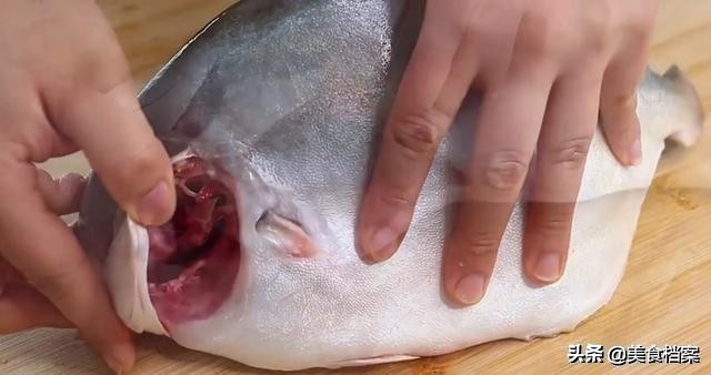 清蒸鲳鱼怎么做法比较好吃,清蒸五彩鲳鱼的做法和步骤