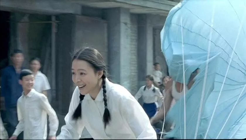 地位与张艺谋不相上下,他第一次做导演,扯掉了理想主义的遮羞布