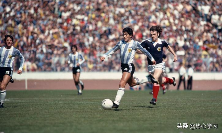 足球界马拉多纳的光辉时刻,足球庆祝动作致敬马拉多纳