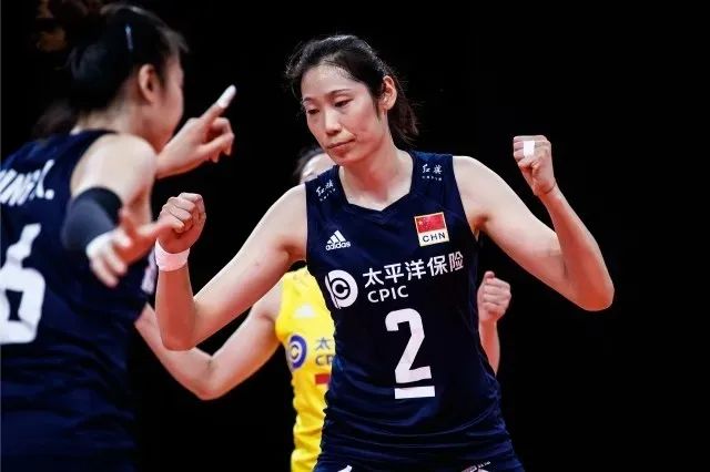 奥运中国双旗手！英语怎么说“旗手”？