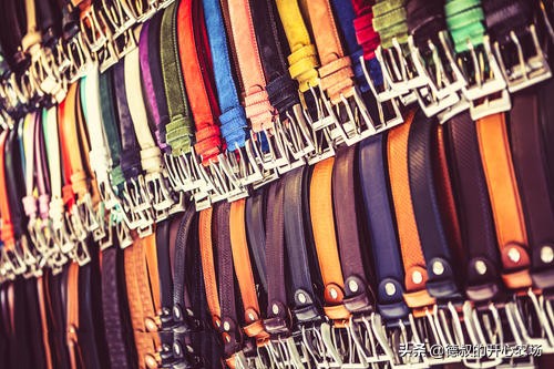 农村集市20元一根现割牛皮带,集市上卖的现割牛皮带