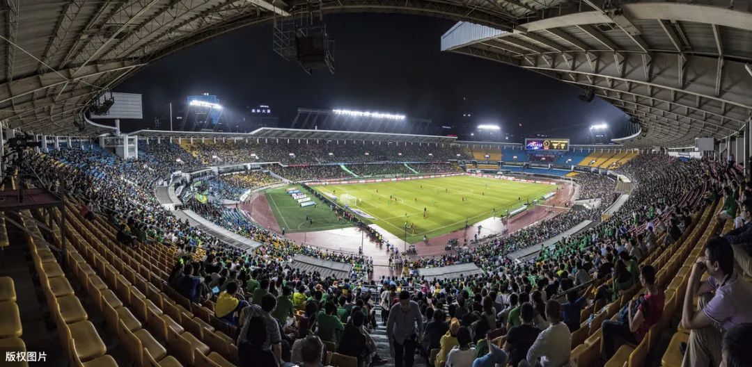 胡同里踢足球视频完整版,胡同看足球