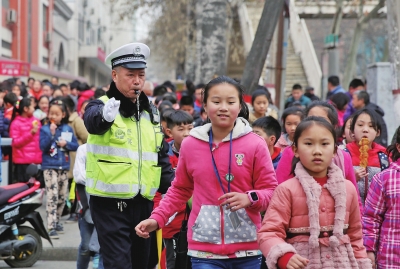 护学岗守护孩子们,坚守护学岗7年