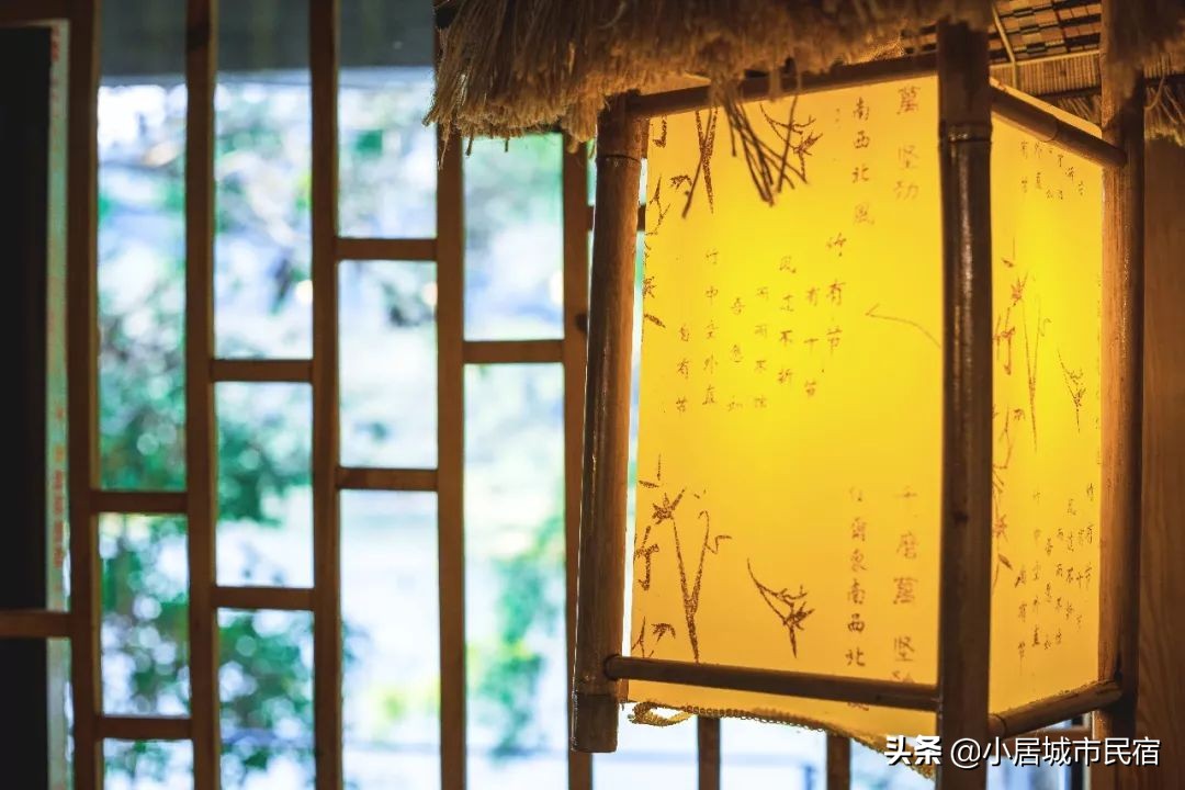 组队去火爆的玻璃屋民宿，星空下围炉火锅烧烤，唱k麻将，放烟花